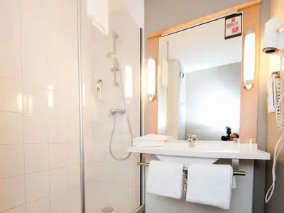 Salle de bains dans l'établissement ibis Avallon