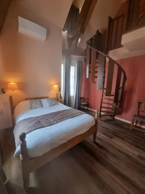 Un ou plusieurs lits dans un hébergement de l'établissement Logis Hôtel La Fleur de Lys
