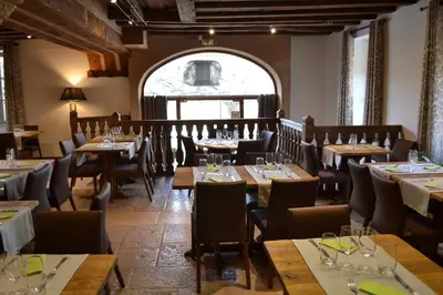 Restaurant ou autre lieu de restauration dans l'établissement Logis Hôtel La Fleur de Lys