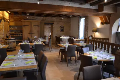 Restaurant ou autre lieu de restauration dans l'établissement Logis Hôtel La Fleur de Lys