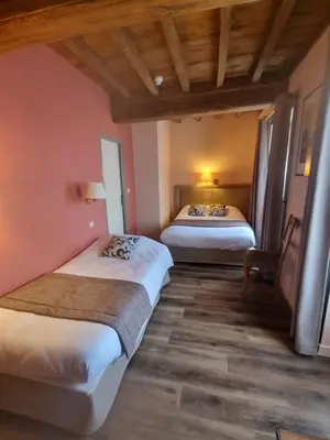 Un ou plusieurs lits dans un hébergement de l'établissement Logis Hôtel La Fleur de Lys