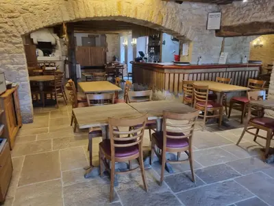 Restaurant ou autre lieu de restauration dans l'établissement Logis Hôtel La Fleur de Lys