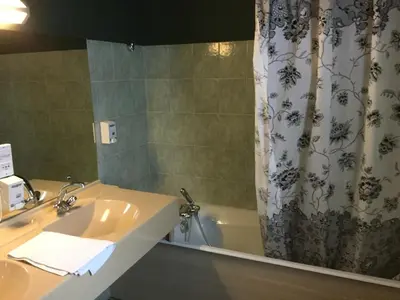 Salle de bains dans l'établissement Logis Hôtel La Fleur de Lys