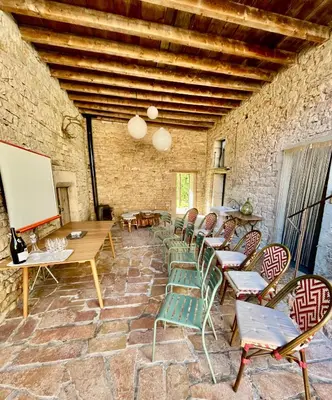 Télévision ou salle de divertissement dans l'établissement le Couvent des Climats