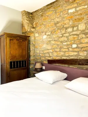Un ou plusieurs lits dans un hébergement de l'établissement Hostellerie Du Chateau