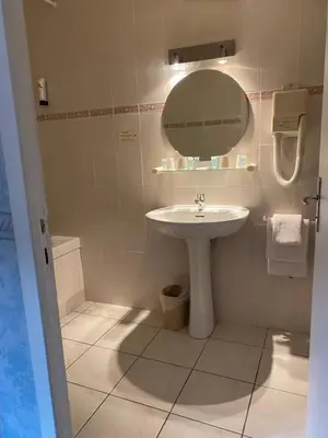Salle de bains dans l'établissement Hostellerie Du Chateau