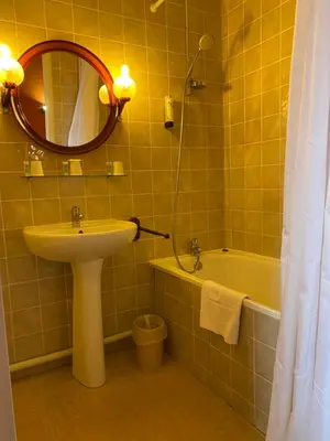 Salle de bains dans l'établissement Hostellerie Du Chateau