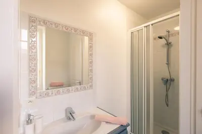 Salle de bains dans l'établissement Les Orchidées