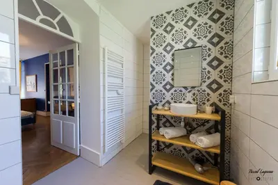 Salle de bains dans l'établissement Appartement aux remparts des Hospices