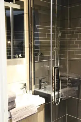 Salle de bains dans l'établissement Hôtel du Lion d'OR