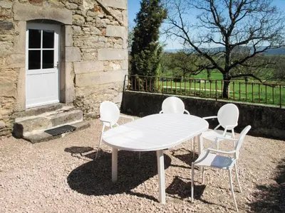 Terrasse ou espace extérieur de l'établissement Holiday Home Premier gîte de Bouton by Interhome