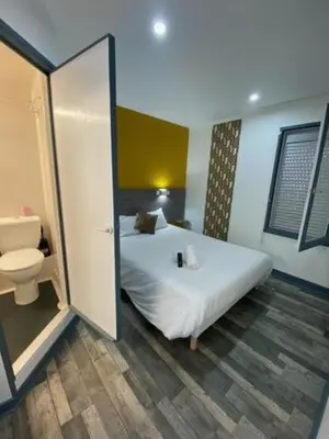 Un ou plusieurs lits dans un hébergement de l'établissement FASTHOTEL A Dijon