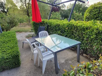 Jardin de l'établissement La Grange, gîte classé, 300m du canal & vélo-route, 2km du centre de Dole
