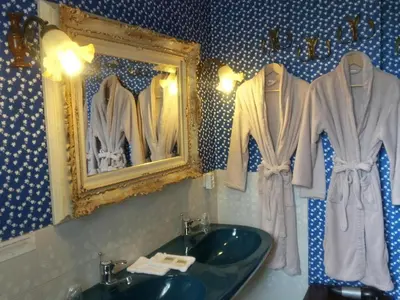 Salle de bains dans l'établissement Hostellerie Sarrasine, Mâcon Est - Teritoria