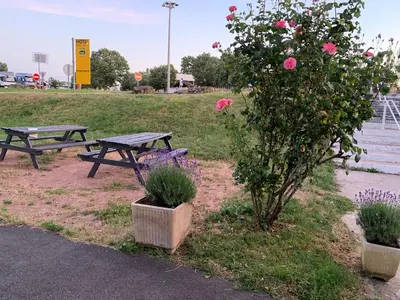 Jardin de l'établissement Hotel Macon la Salle