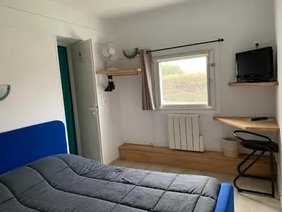 Télévision ou salle de divertissement dans l'établissement Hotel Macon la Salle