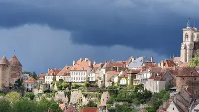 Vue générale sur Semur-en-Auxois ou vue de la ville depuis la maison de vacances