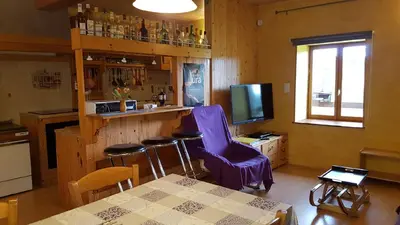 Télévision ou salle de divertissement dans l'établissement La fontaine