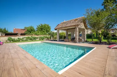 Piscine de l'établissement L'Escale de Jules et Lily ou située à proximité