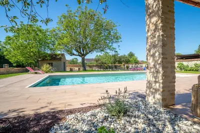 Piscine de l'établissement L'Escale de Jules et Lily ou située à proximité