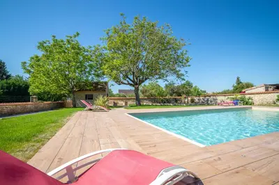 Piscine de l'établissement L'Escale de Jules et Lily ou située à proximité
