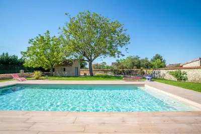 Piscine de l'établissement L'Escale de Jules et Lily ou située à proximité