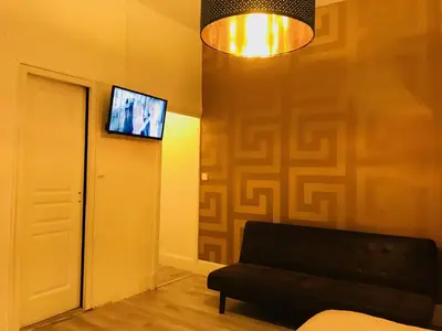 Télévision ou salle de divertissement dans l'établissement Luxury Suite Lilas 2