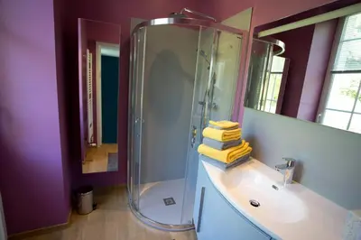 Salle de bains dans l'établissement Maison de charme - 4 étoiles - Moulin de la serrée