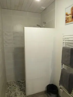 Salle de bains dans l'établissement Chambres d'hôtes Les Arondelles