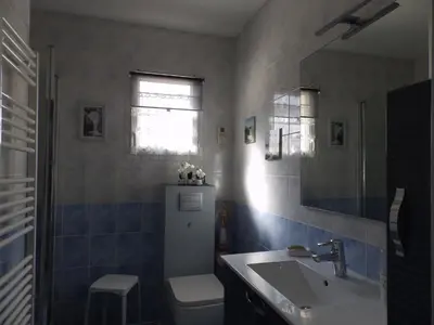 Salle de bains dans l'établissement Étape premium Suite familiale & recharge VE Parking