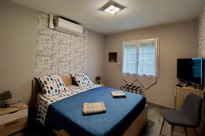 Télévision ou salle de divertissement dans l'établissement Étape premium Suite familiale & recharge VE Parking