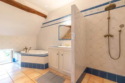 Salle de bains dans l'établissement Le Jardin De Maurice