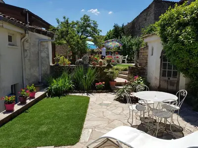 Jardin de l'établissement TOURNUS Belle maison vue sur Saône