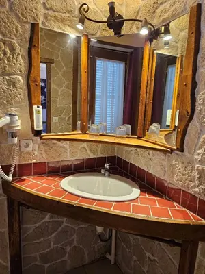 Salle de bains dans l'établissement Logis Hôtel restaurant Chez Jeannette