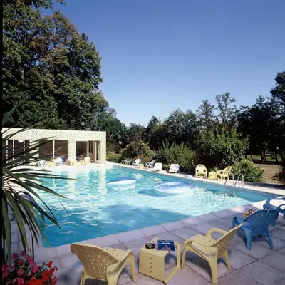 Piscine de l'établissement Château de Rigny ou située à proximité