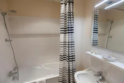Salle de bains dans l'établissement Le Corbeau