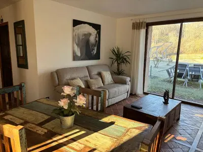 Coin salon dans l'établissement Maison charmante au cœur d'Alligny-en-Morvan avec vue