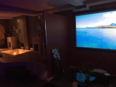 Télévision ou salle de divertissement dans l'établissement chambre avec spa by jordans collection