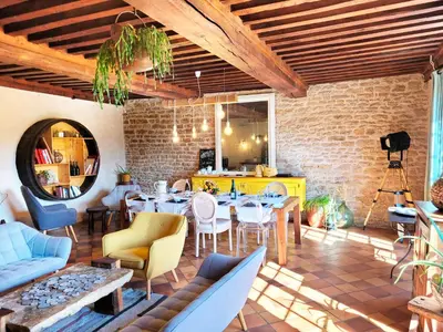 Coin salon dans l'établissement Jardin des Sens, la Rente d'Eguilly
