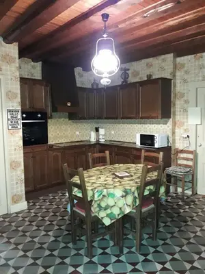 Cuisine ou kitchenette dans l'établissement 2 chambres d'hôtes privées louées séparément avec communs à partager