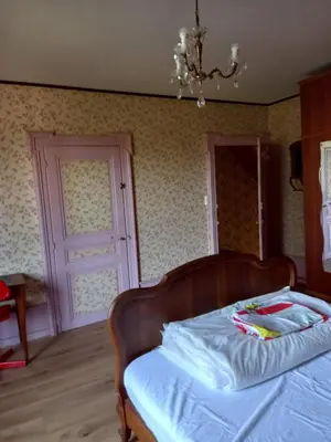 Un ou plusieurs lits dans un hébergement de l'établissement 2 chambres d'hôtes privées louées séparément avec communs à partager