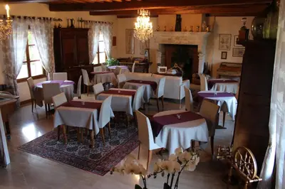 Restaurant ou autre lieu de restauration dans l'établissement Hotel Le Manasses
