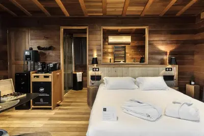 Un ou plusieurs lits dans un hébergement de l'établissement Le Domaine des Prés Verts Suites & Chambres avec Jacuzzi Privatif