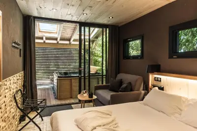 Un ou plusieurs lits dans un hébergement de l'établissement Le Domaine des Prés Verts Suites & Chambres avec Jacuzzi Privatif