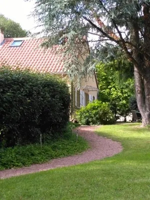 Jardin de l'établissement Le Cèdre enchanté