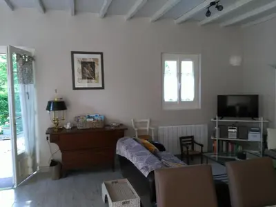 Télévision ou salle de divertissement dans l'établissement Le Cèdre enchanté