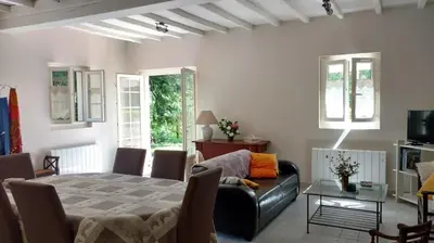 Télévision ou salle de divertissement dans l'établissement Le Cèdre enchanté