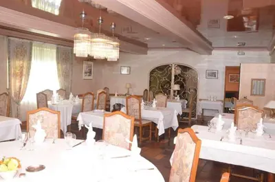 Restaurant ou autre lieu de restauration dans l'établissement Hotel du Commerce