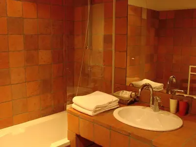 Salle de bains dans l'établissement Les Demoiselles de Ladoix