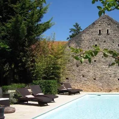 Piscine de l'établissement Les Demoiselles de Ladoix ou située à proximité